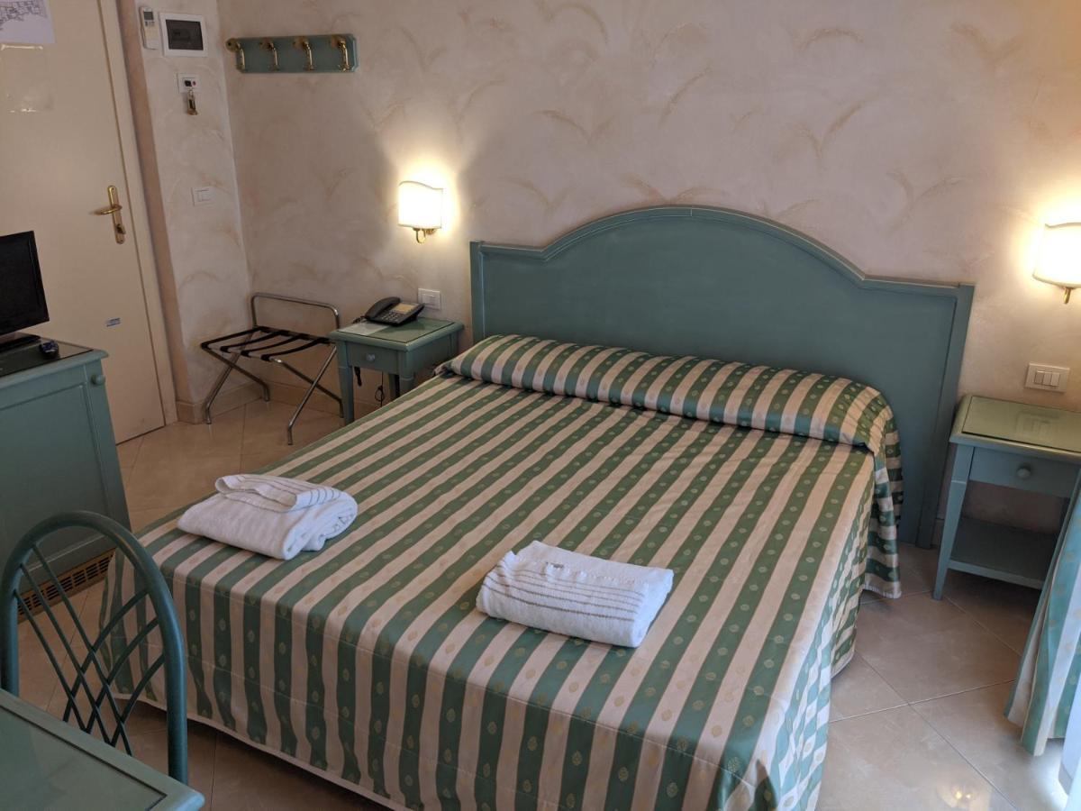 Hotel Riviera 3 Stelle Con Piscina Estiva Gratuita E Garage A Pagamento Spotorno Exteriér fotografie