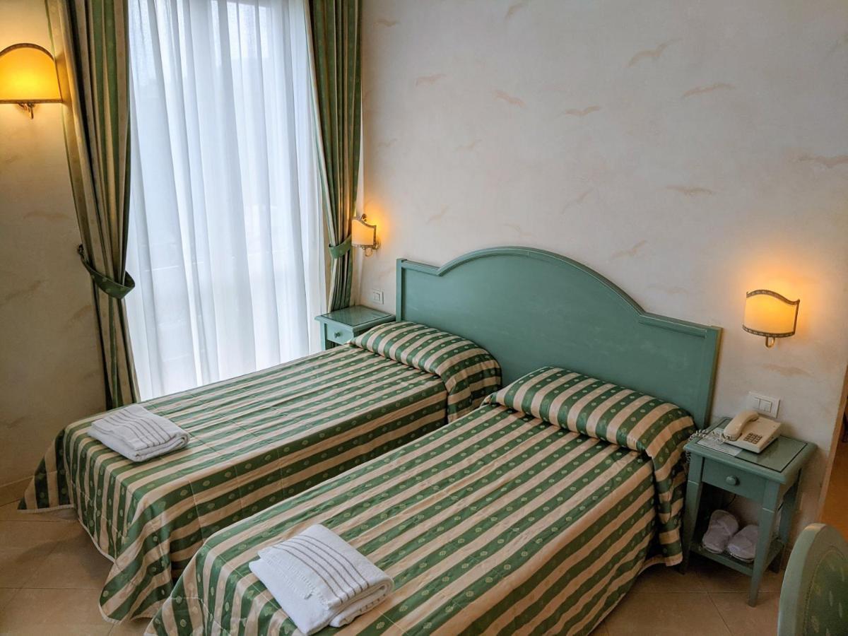 Hotel Riviera 3 Stelle Con Piscina Estiva Gratuita E Garage A Pagamento Spotorno Exteriér fotografie
