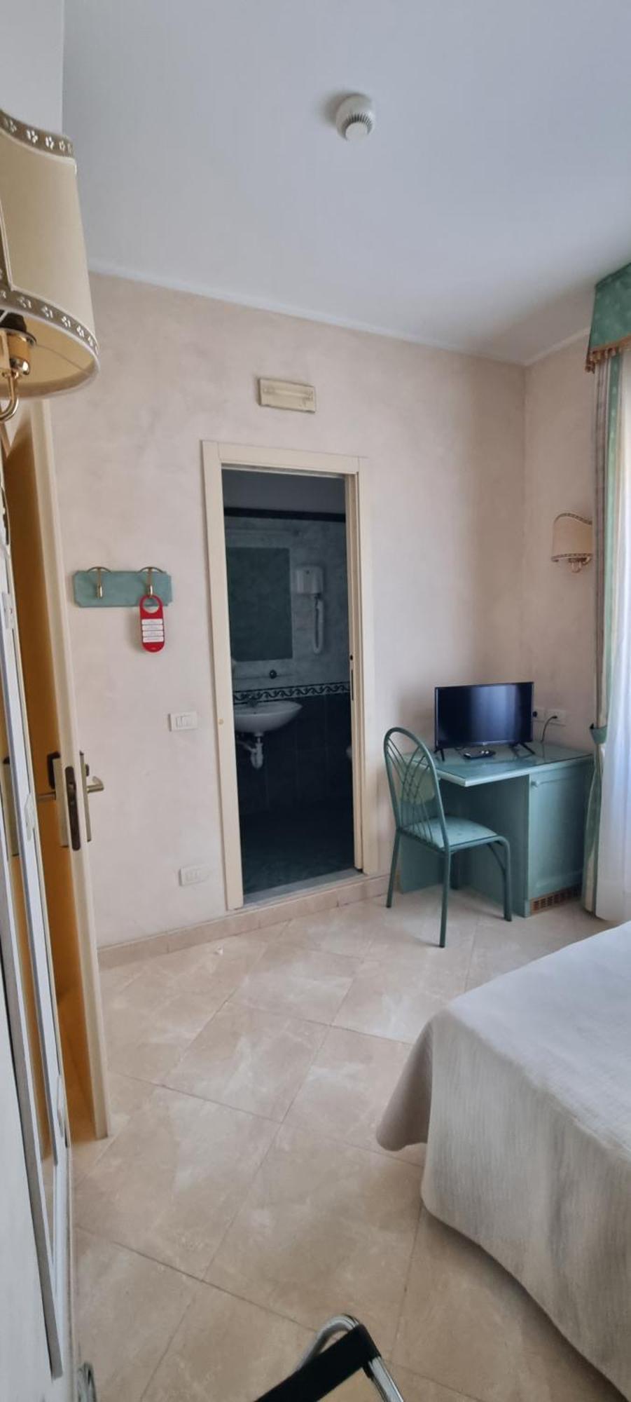 Hotel Riviera 3 Stelle Con Piscina Estiva Gratuita E Garage A Pagamento Spotorno Exteriér fotografie