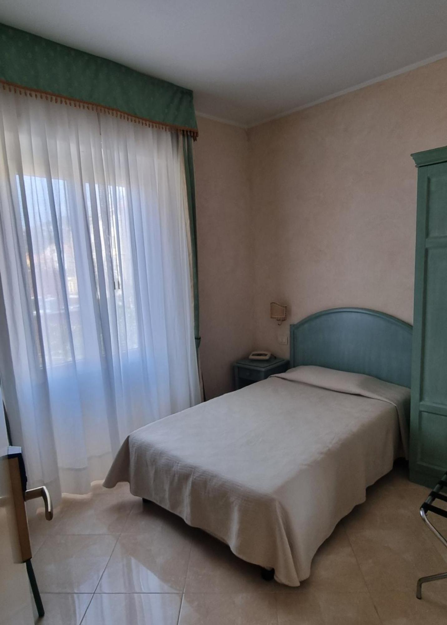 Hotel Riviera 3 Stelle Con Piscina Estiva Gratuita E Garage A Pagamento Spotorno Exteriér fotografie