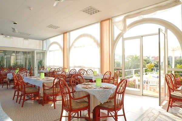 Hotel Riviera 3 Stelle Con Piscina Estiva Gratuita E Garage A Pagamento Spotorno Exteriér fotografie