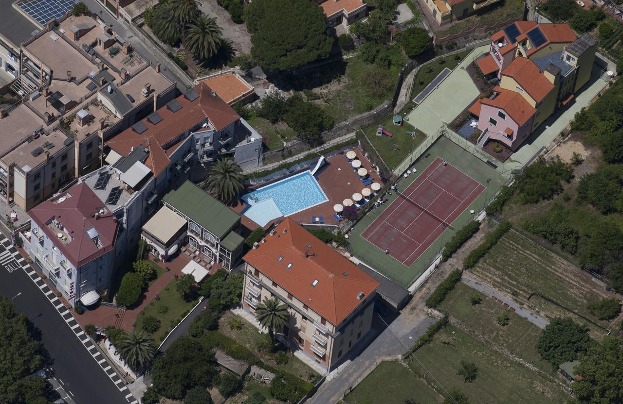 Hotel Riviera 3 Stelle Con Piscina Estiva Gratuita E Garage A Pagamento Spotorno Exteriér fotografie