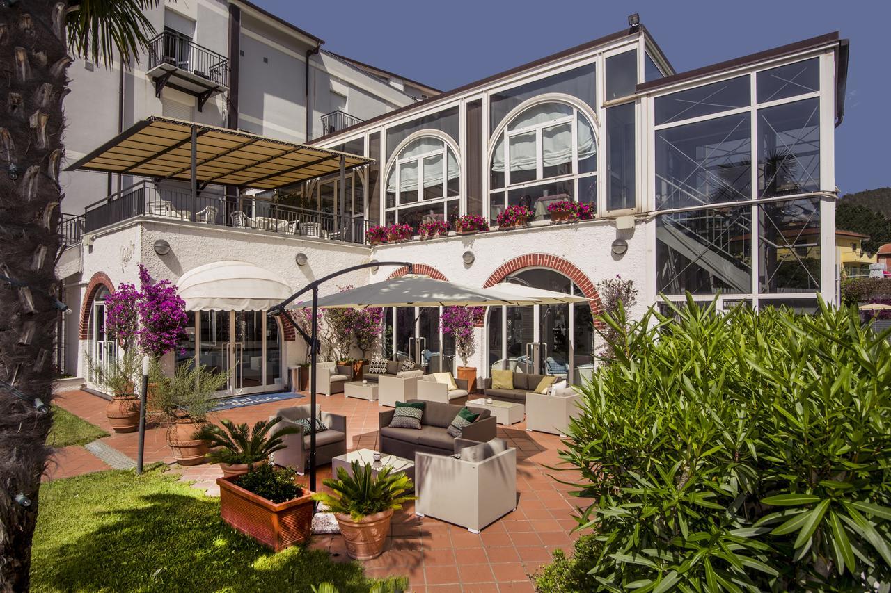 Hotel Riviera 3 Stelle Con Piscina Estiva Gratuita E Garage A Pagamento Spotorno Exteriér fotografie