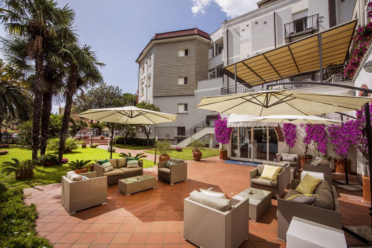 Hotel Riviera 3 Stelle Con Piscina Estiva Gratuita E Garage A Pagamento Spotorno Exteriér fotografie